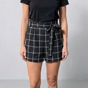 252. NWOT! Angel Cult Belted Black and White Shorts | Large